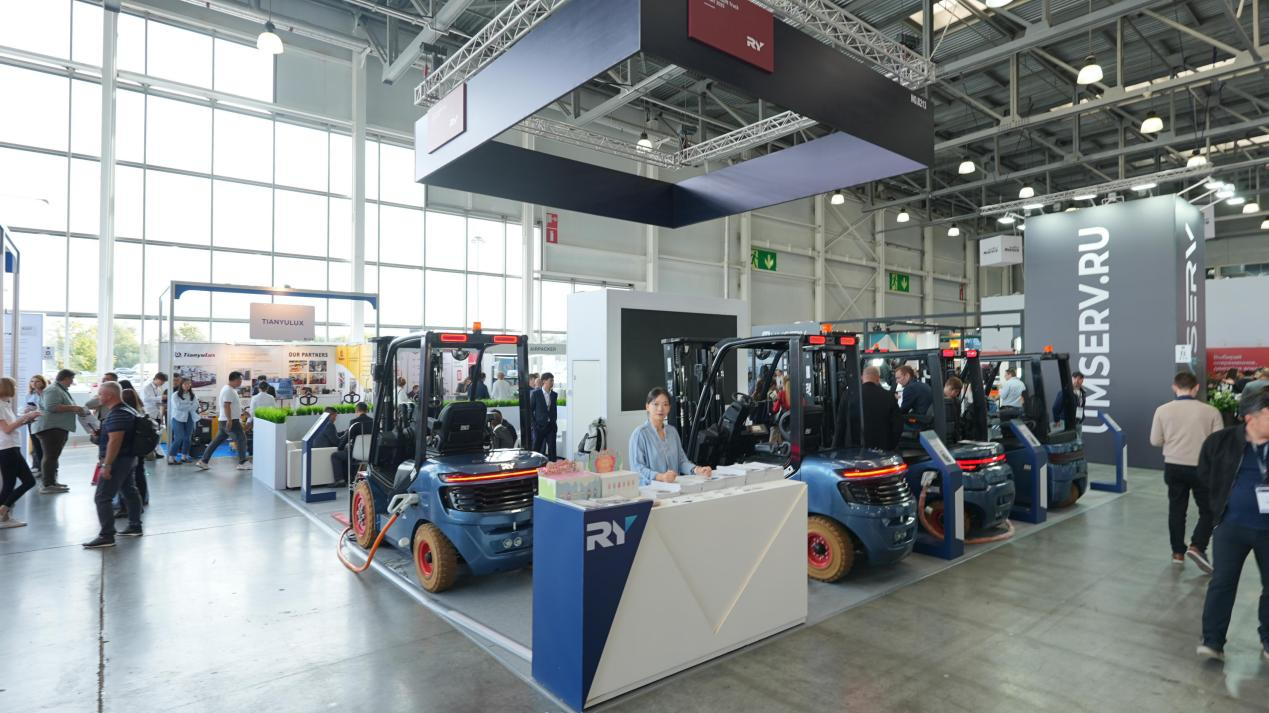 Royal Forklift Shines at Cemat Russia 2025 Royal Forklift błyszczy na targach Cemat Rosja 2025